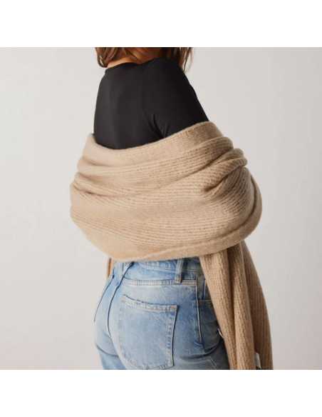 Montse Pedrosa | Pashmina lisa con detalle flecos Beige 70658 de Ysabel Mora Montse Pedrosa | Pashmina lisa con detalle flecos Beige 70658 de Ysabel Mora