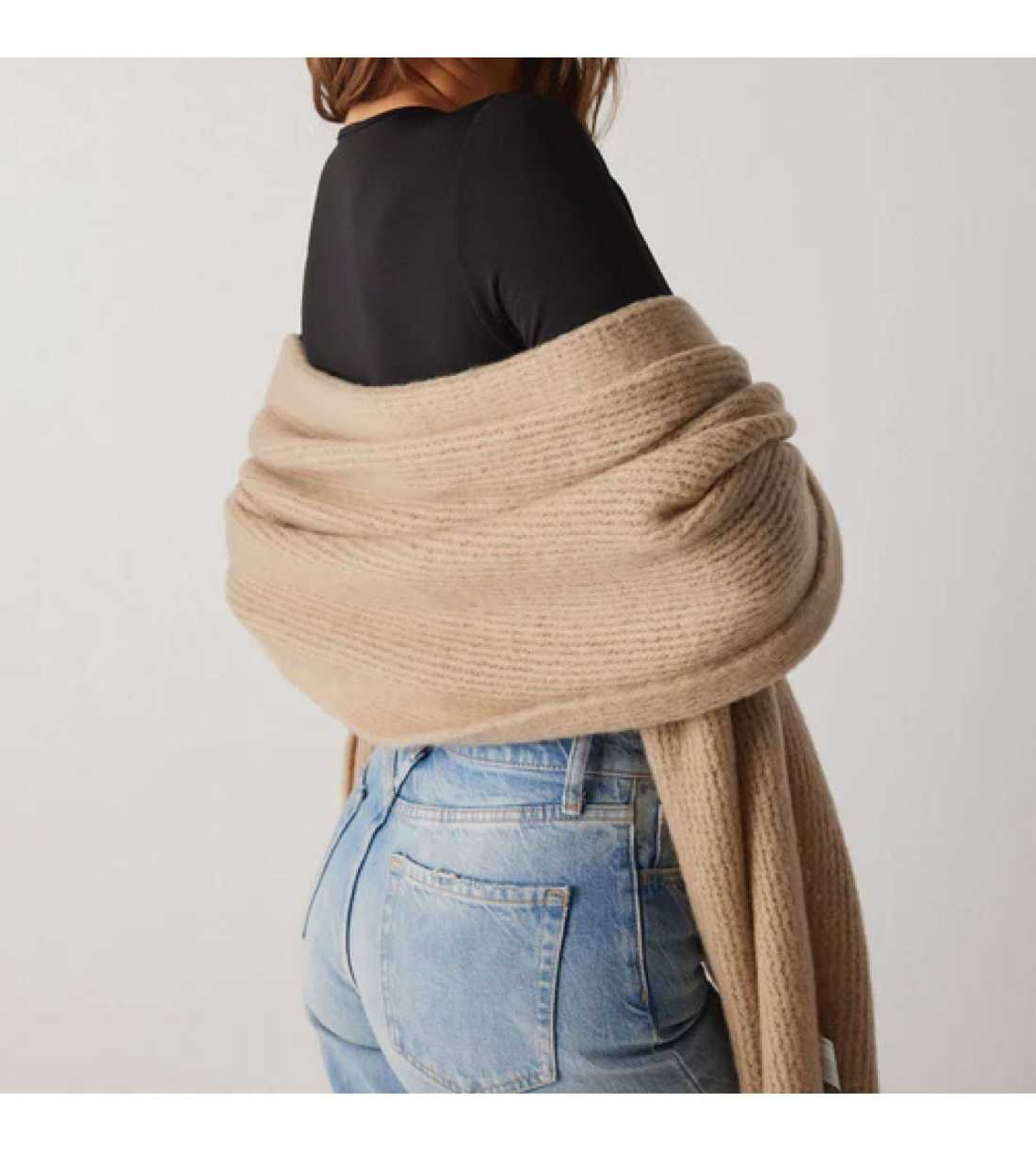 Montse Pedrosa | Pashmina lisa con detalle flecos Beige 70658 de Ysabel Mora Montse Pedrosa | Pashmina lisa con detalle flecos Beige 70658 de Ysabel Mora