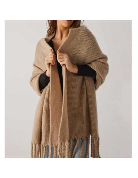 Montse Pedrosa | Pashmina lisa con detalle flecos Beige 70658 de Ysabel Mora Montse Pedrosa | Pashmina lisa con detalle flecos Beige 70658 de Ysabel Mora