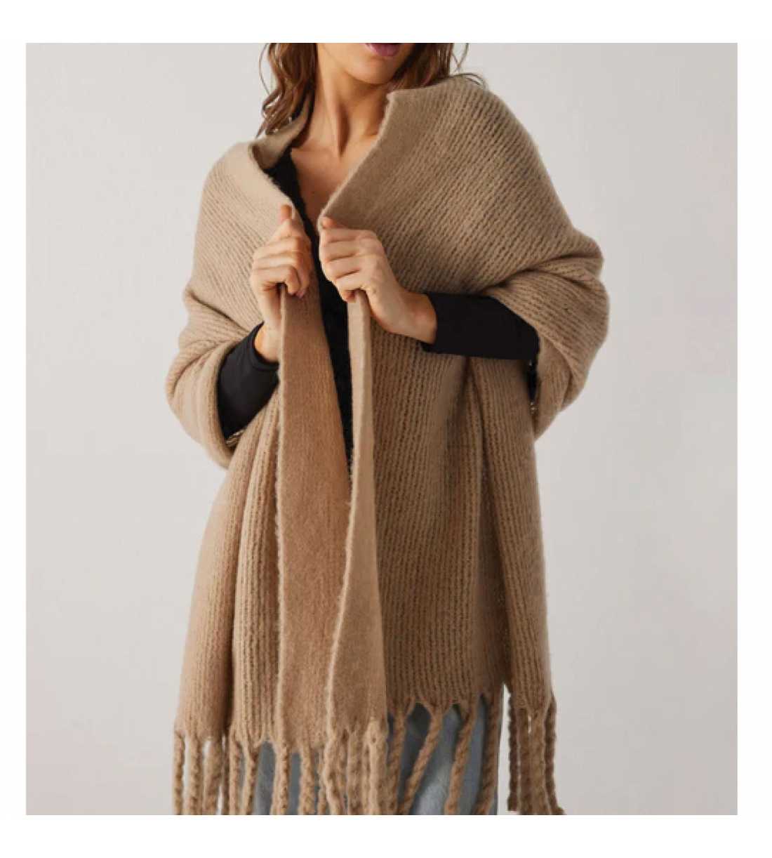 Montse Pedrosa | Pashmina lisa con detalle flecos Beige 70658 de Ysabel Mora Montse Pedrosa | Pashmina lisa con detalle flecos Beige 70658 de Ysabel Mora