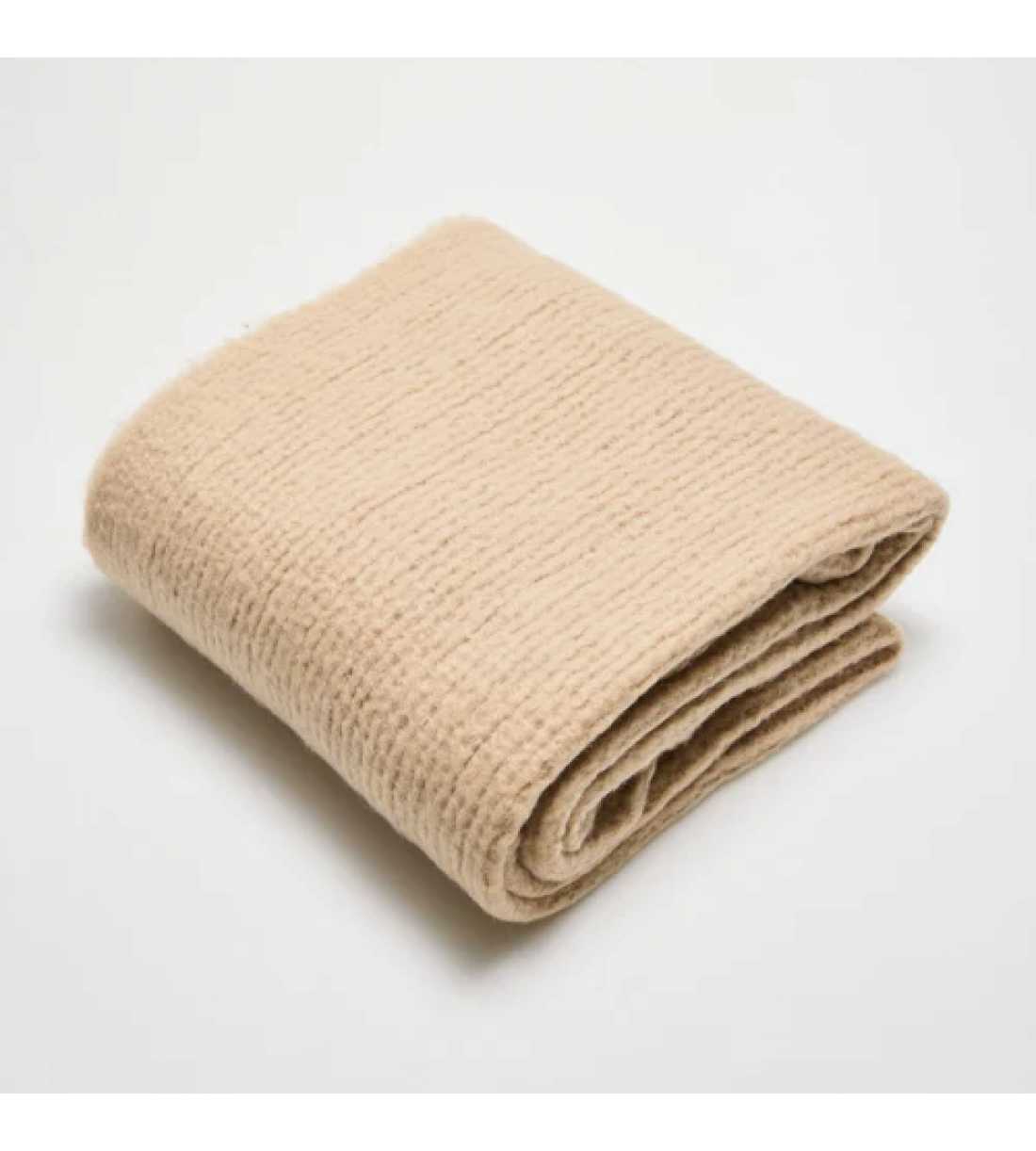 Montse Pedrosa | Pashmina lisa con detalle flecos Beige 70658 de Ysabel Mora Montse Pedrosa | Pashmina lisa con detalle flecos Beige 70658 de Ysabel Mora